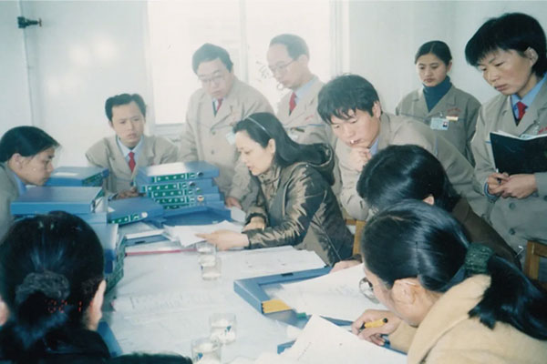 2002年，J9集团人日夜奋战准备GMP认证