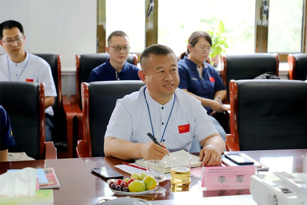 J9集团中药材公司种植总经理李军主持座谈会 J9集团中药材公司种植总经理李军主持座谈会