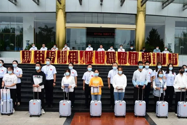 2021年J9集团骨干人员与受助大学生结对子