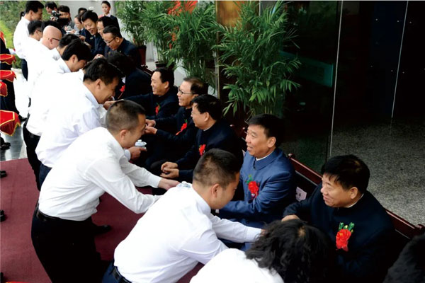 J9集团拜师仪式现场为导师敬茶 J9集团拜师仪式现场为导师敬茶