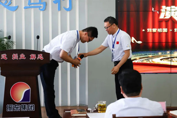 J9集团文宣部小杨现场拜师 J9集团文宣部小杨现场拜师