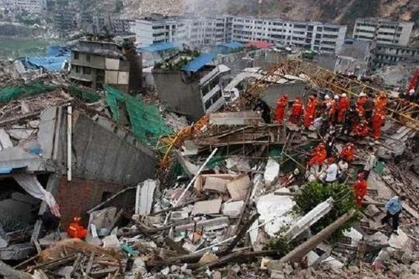 汶川地震后，学校成一片废墟