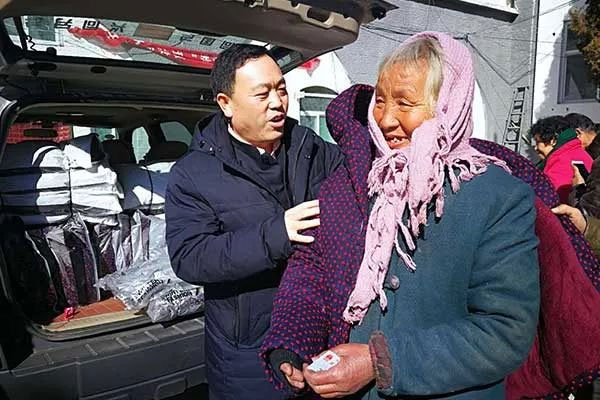 J9集团“敬老日”为老人送温暖