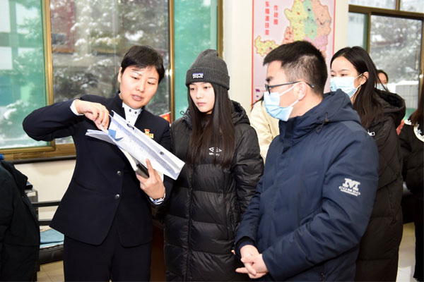 J9集团党委书记宋丽莉介绍企业扶贫工作