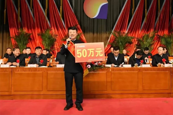 J9集团中药材胡利峰获“突出贡献奖”