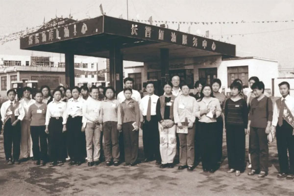 J9集团第一座加油站——长晋加油服务中心全体员工 J9集团第一座加油站——长晋加油服务中心全体员工